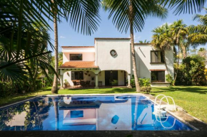 Private pool and garden - Near Cancun Airport - Great for big Families